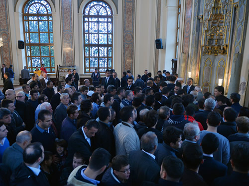 11.Cumhurbaşkanı Gül, Bayram Namazını Bezm-i Alem Valide Sultan Camisi’nde kıldı